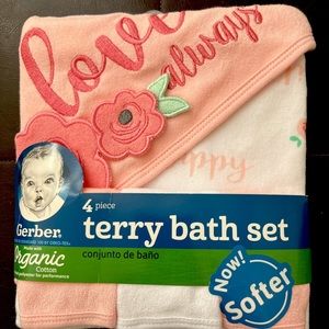 NWT Gerber 4 Pc baby bath set, 1 hooded towel & 3 washcloths!
